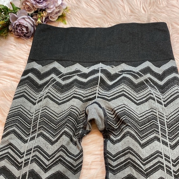 Lululemon Ebb to Street Gray Chevron Seamless Leggings sz 4 - Picture 12 of 13